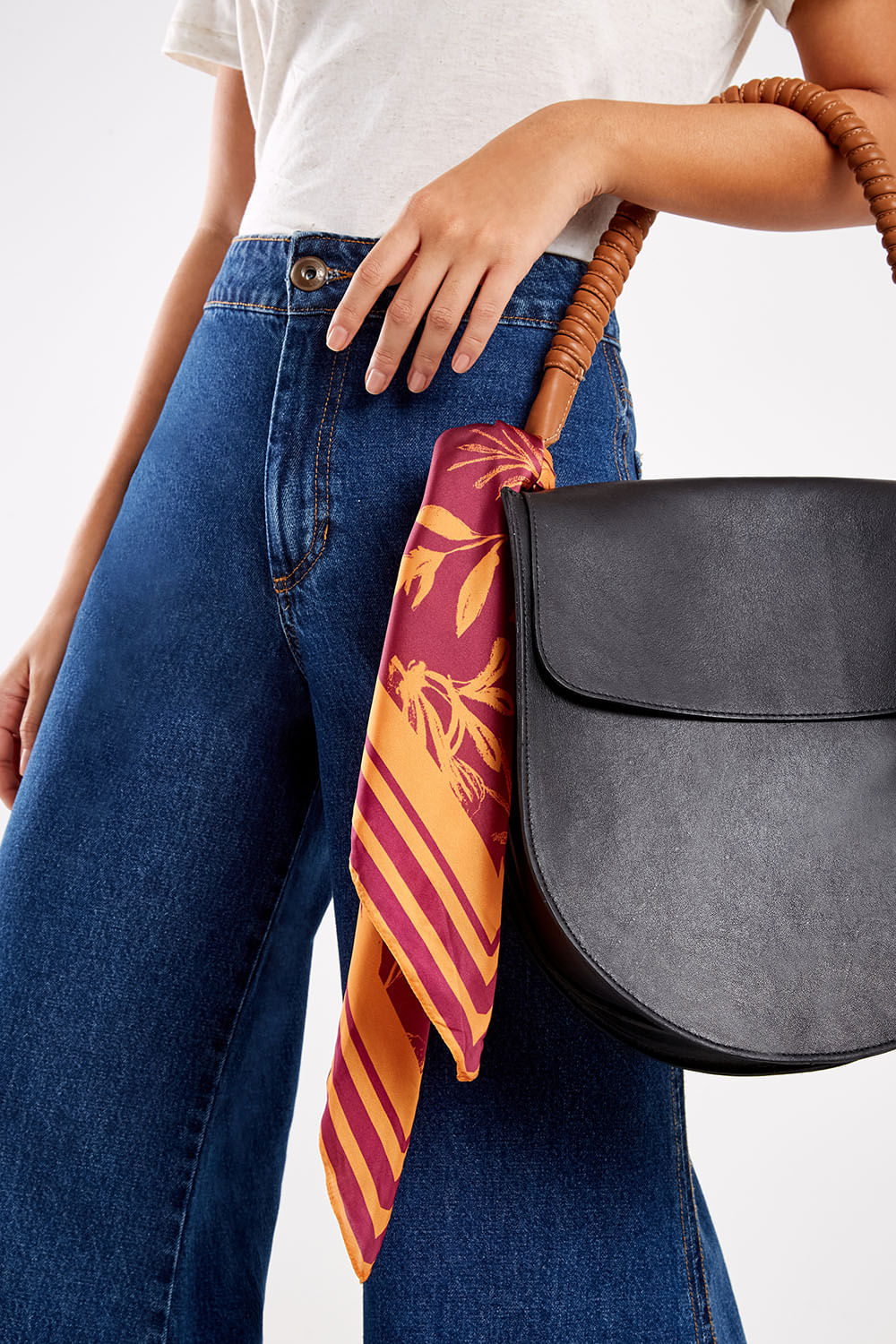 lenço na amarrado na bolsa