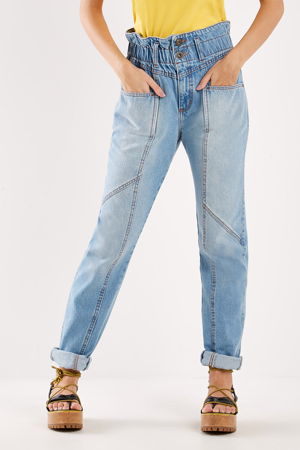 calça jeans franzida na cintura
