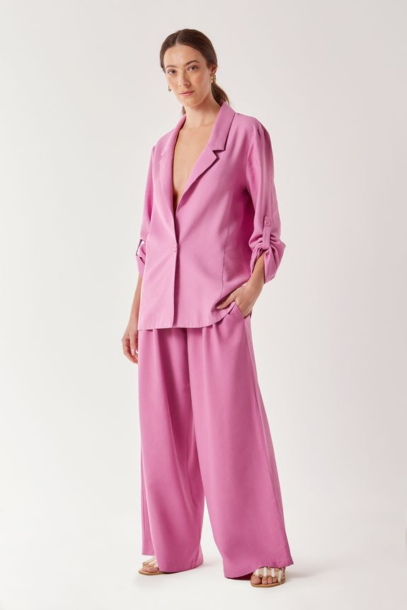 Mulher usando um conjunto de calça com blazer rosa