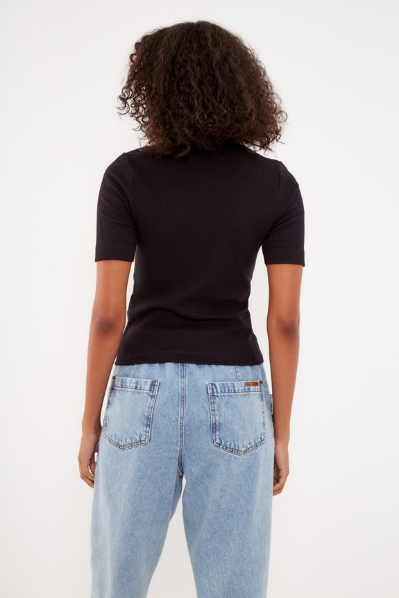01040678_0002_2-BLUSA-MALHA-GOLA-ALTA-CURTA