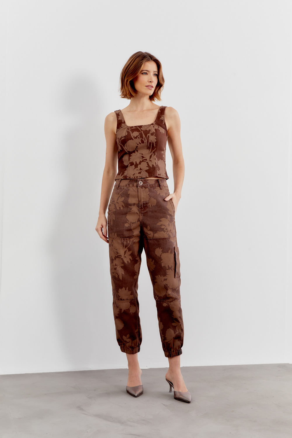 Calça Sarja Estampa Flor - Caramelo