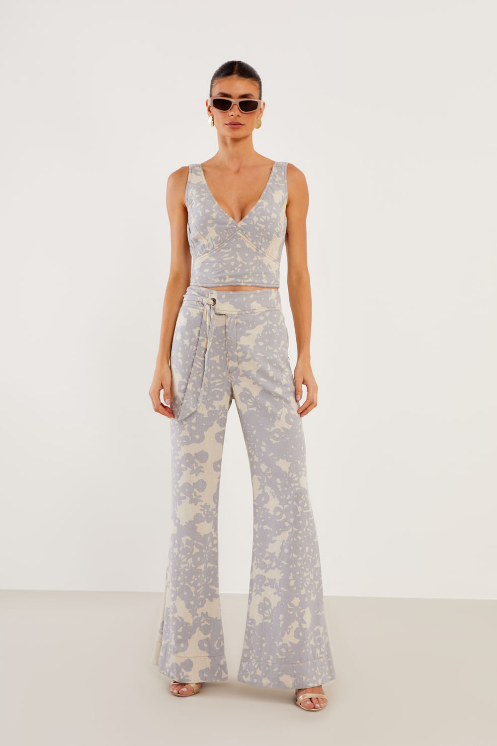 Calça Pantalona Estampa Buquê - Est Buque Cinza