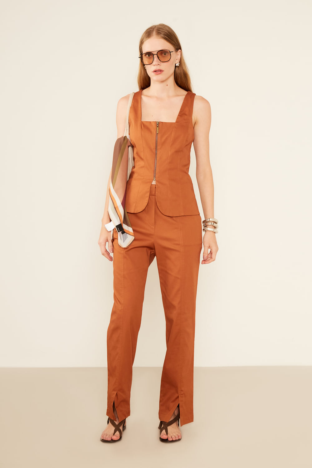 Blusa Com Zíper Recortes - Castanho