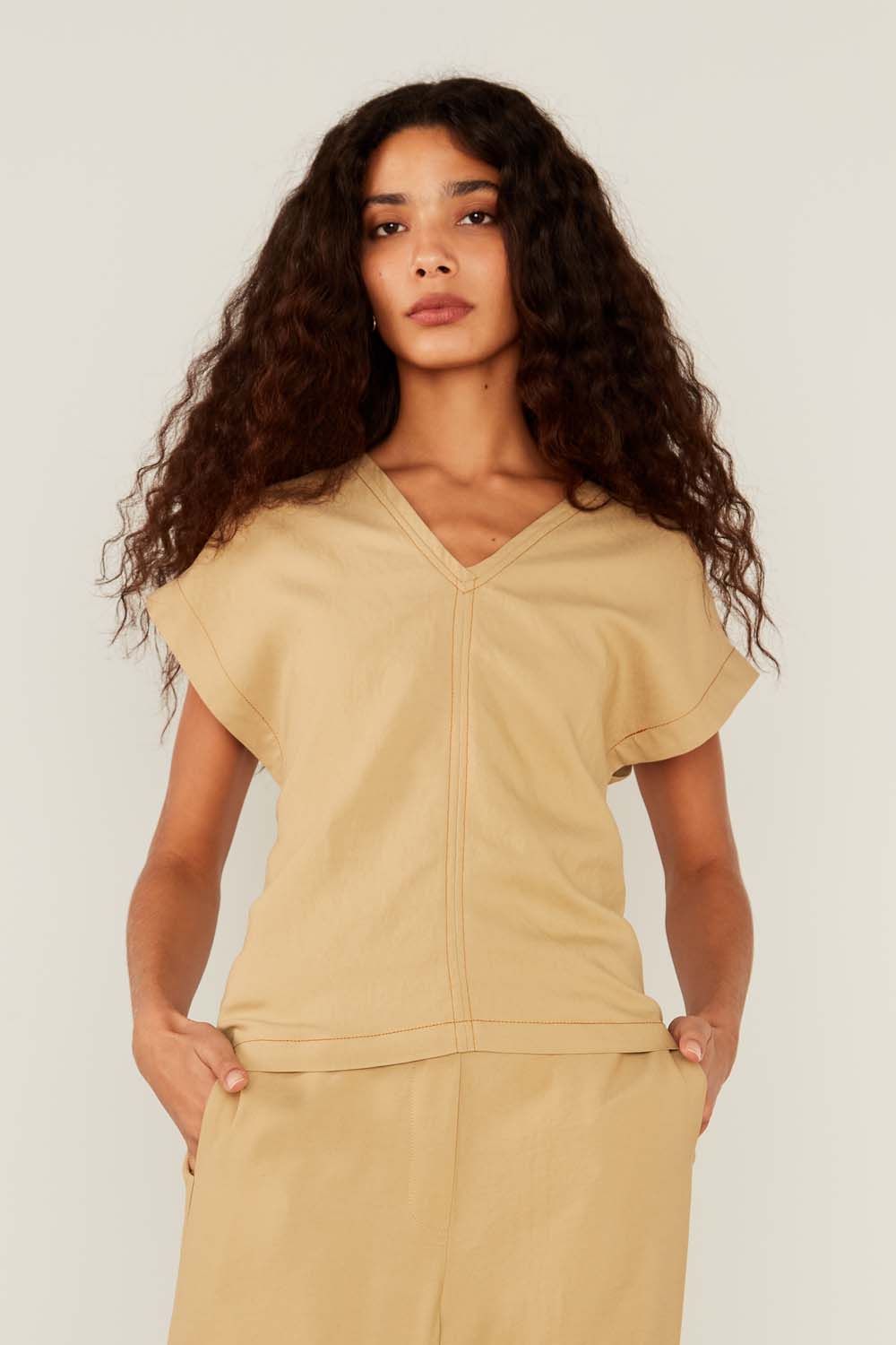 Blusa Casual Decote v Pespontado - Caqui