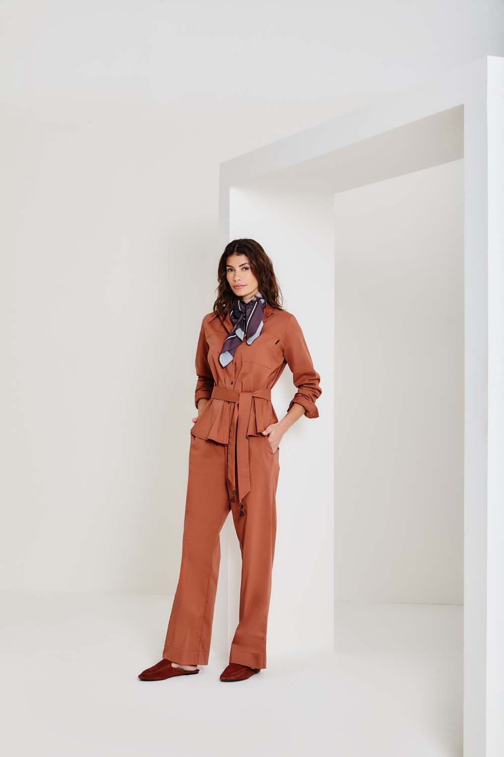 Calça Casual Reta Com Faixa - Marrom Mascavo